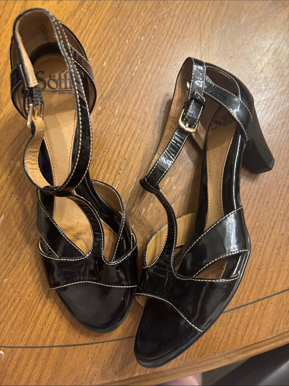 Sofft Black Retro Stitched Patent Leather T-strap Kitten Heel Sandals size 10